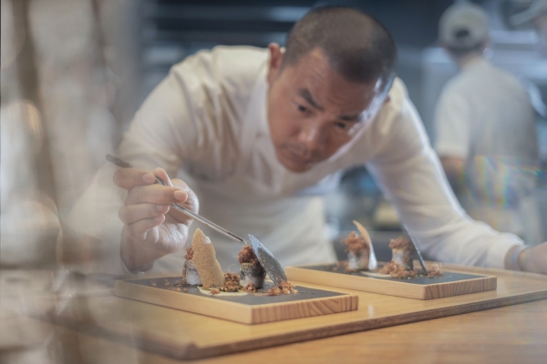 作為國際名廚，江振誠並不以米其林或是世界排名為目標，而以是否達到自己心目中的完美為標準。（天下文化提供，簡汝羚攝）