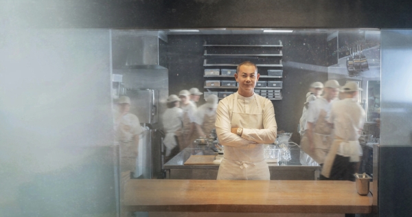 江振誠認為，成功的餐廳不能複製，而是必須找到適合當地環境、文化的獨特DNA。（天下文化提供，簡汝羚攝）