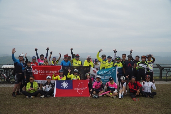 每年元旦，陳素梅都會和單車社的社員一起騎車、唱國歌。（圖片來源：陳素梅）