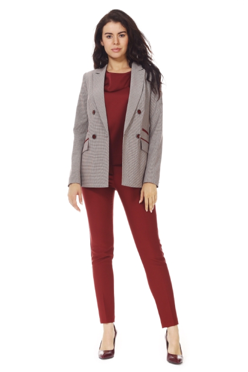 乾淨俐落的褲裝，很適合梨形身材的人。