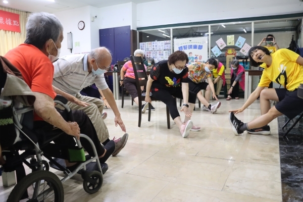 世紀皇家的長輩們聚集在公共空間，在老師帶領之下伸展身體。