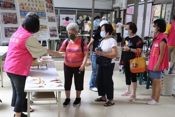 公寓大廈有使用執照規定，沒有公用廚房，無法推行真正的「共餐」。因此世紀皇家幫來上課的長輩買便當，下課後發放。