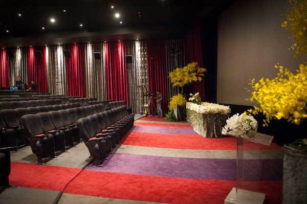 無需拘泥於傳統形式，告別式的樣貌可以很多元。圖為冬瓜行旅曾應客戶要求，在電影院辦生前告別式。（圖片來源：三采文化）