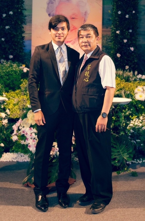子承父業投入殯葬的小冬瓜（左），曾和父親有過衝突、關係緊張，更直到父親離世後都一度難以釋懷。圖為父子倆的最後一張合照。（圖片來源：三采文化）