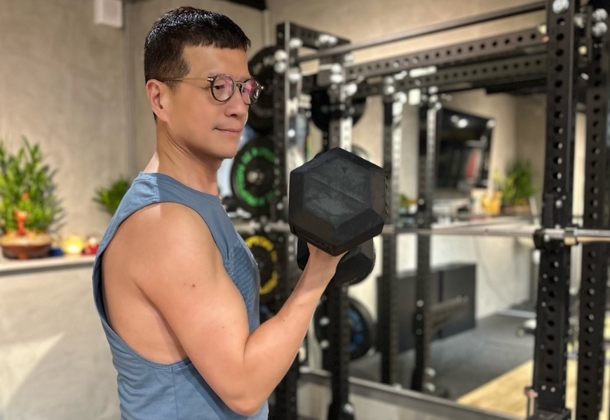 吳若權健身有成，不再像年輕時容易駝背，人也更有精神。（圖片來源：吳若權FB）