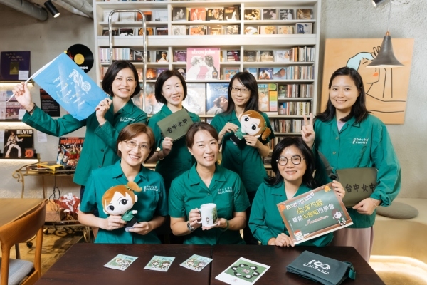 中女好卉講的成員各有專長，採訪這日，大家齊聚校友林珮如經營的聲色咖啡館拍照。（圖片來源：影巷26號 場地協力：聲色 Sounds Good）
