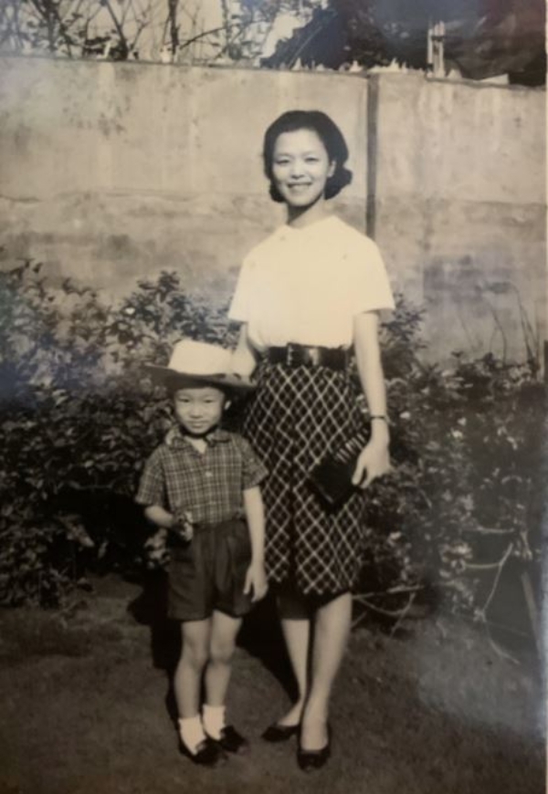 在老照片裡看見父母親年輕時燦爛的笑容，施昇輝彷彿也被爸媽安慰了。