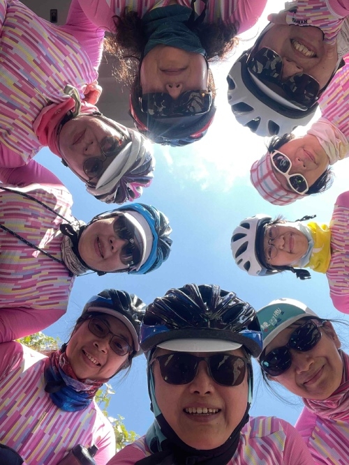 和同學騎車，有聊不完的話題。