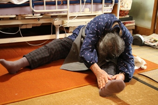 由於長年做伸展操的習慣，讓哲代奶奶的筋骨十分柔軟。（出自ESSE）