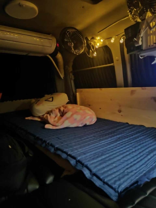 謝明芳和先生在車內裝駐車冷氣和電風扇。