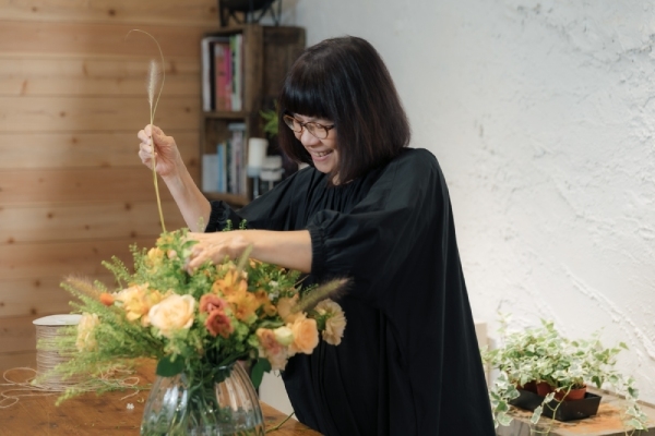 曹齊敏現場示範製作秋季花束。