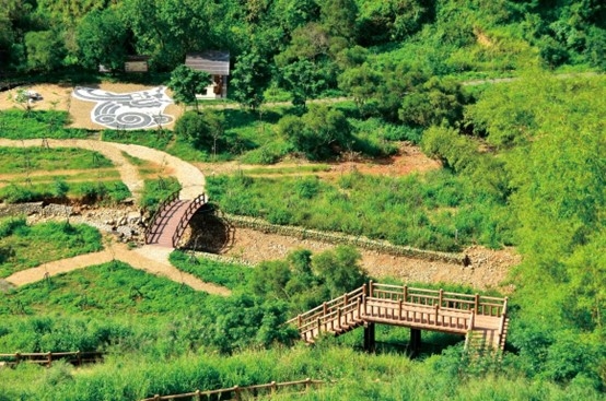 竹坑南寮步道不僅有大草原，登高更可一望大肚山，以及眺望遠海景致。(照片來源：臺中市政府觀光旅遊局)