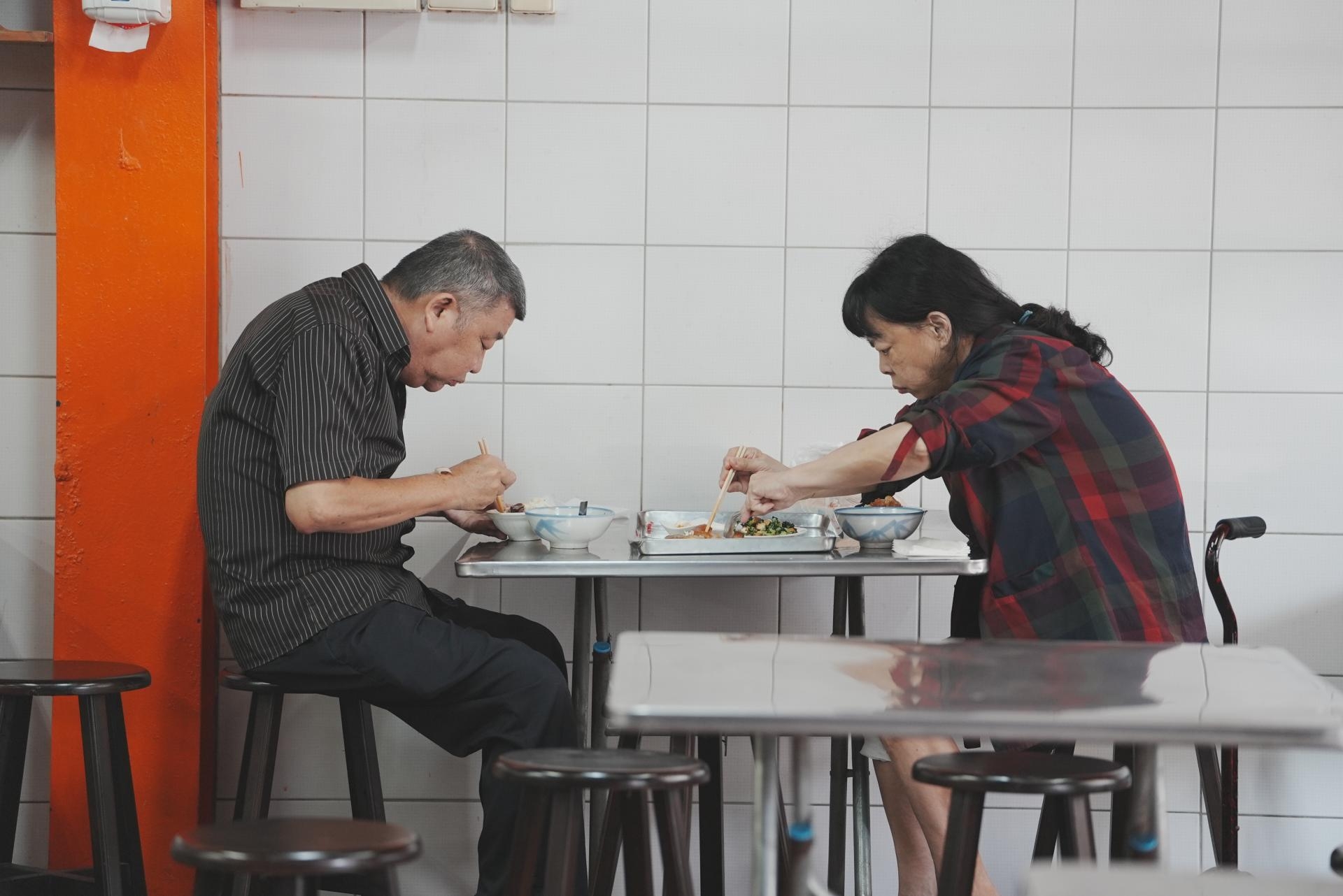 翻轉粗茶淡飯的舊養生觀念，50歲後的飲食更應該了解如何「吃對」，只要選擇從食物中獲得好的營養成分，旅行時一樣可以用味蕾作為回憶