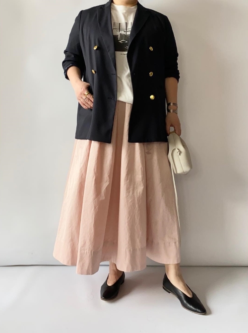 粉色帶有一點蓬蓬裙風格的寬版型，看似難以駕馭，這時候搭配黑色的西裝外套，就能避免給人過度甜美的感覺，也有視覺上的收攏效果。內搭基本款淺色T恤就很好看。（圖片來源：IG@futooshatai）