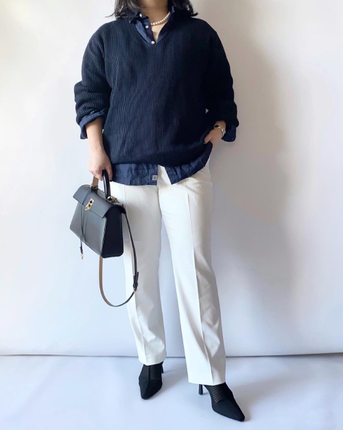 很多人不敢穿淺色褲子怕顯胖，其實只要搭配其他深色單品，一樣可以穿出清爽俐落感，簡單的小直筒版型就很有修飾效果。上半身用針織衫內搭襯衫穿出層次感，稍稍捲起袖子露出纖細手腕是小心機所在。（圖片來源：IG@futooshatai）