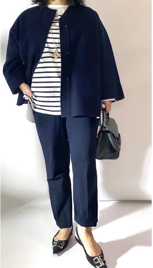 單穿可能給人過於休閒感的條紋上衣，搭配圓領略有硬挺感的外套和細紋直筒褲，展現一種法式的優雅混搭風。（圖片來源：IG@futooshatai）