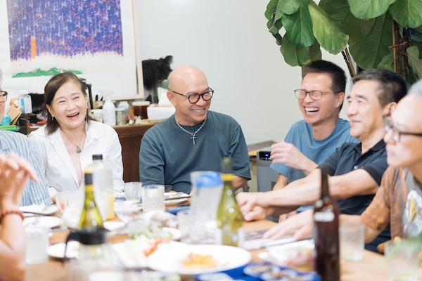 談起當年艱苦的訓練和巡迴演出過程，每個團員都興奮地停不下來。