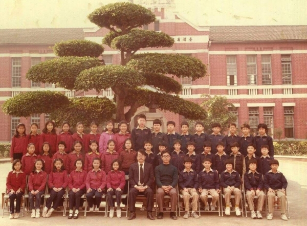 民國74年台南師範大學附屬實驗國民小學6年丁班合影，我是站在最上面由左數過來第5個的那個小女生。