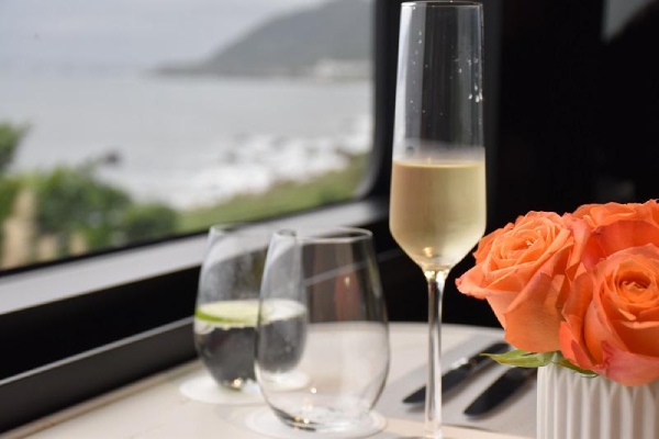 「鳴日廚房」提供媲美米其林等級的美食，並搭配現場音樂演奏，讓旅客感受五感饗宴。（出自雄獅旅遊官網）