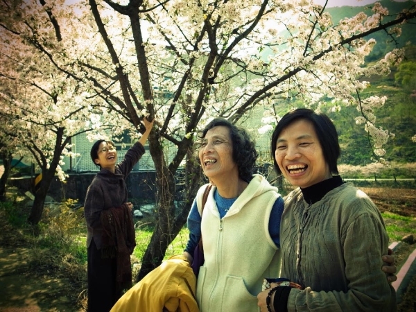 母親（中）在世時，與女兒們一塊去韓國拜訪禪師，媽媽寫了「希望全家人永遠在一起」的願望。（吳曉柔提供）