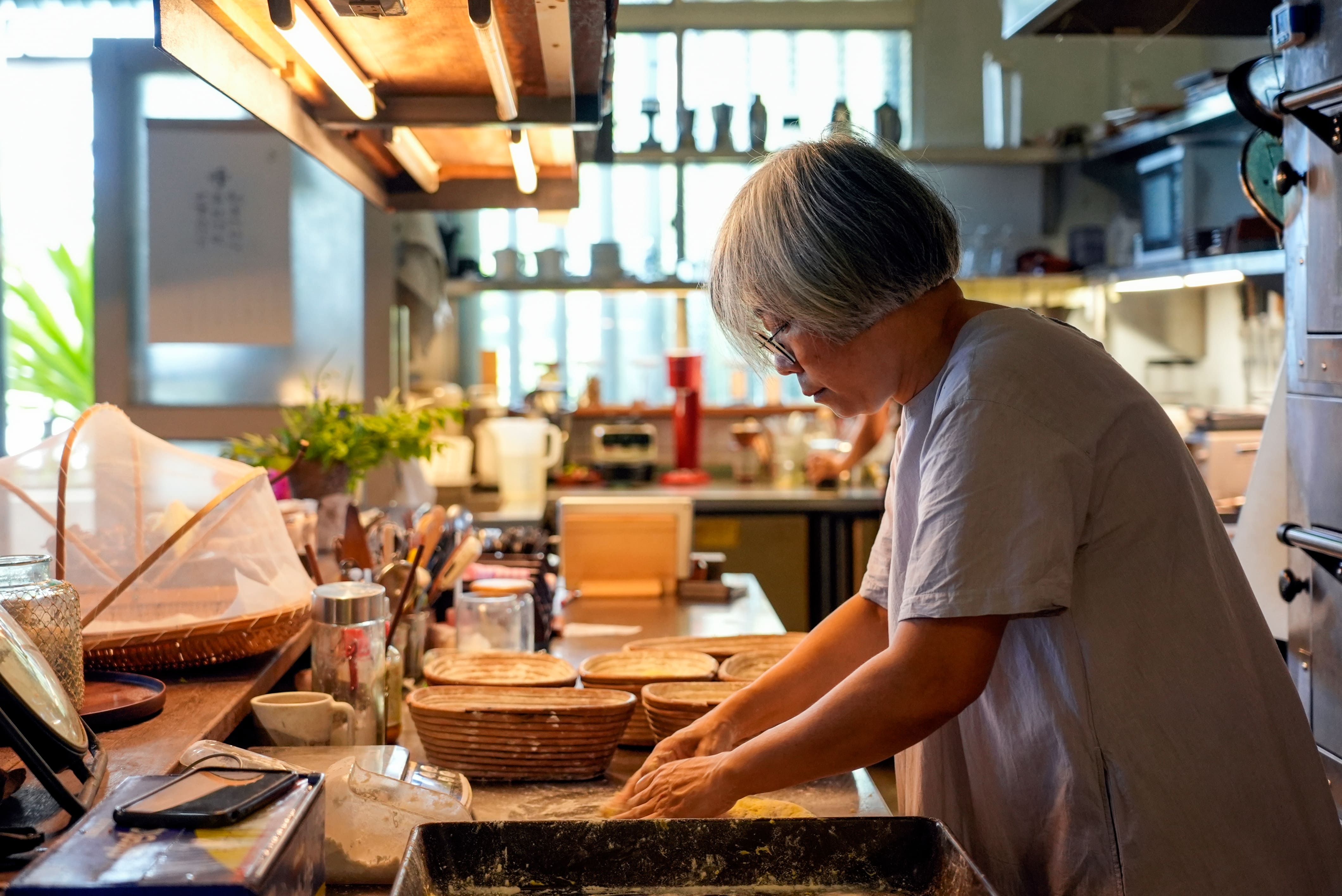 學藝術的大鈴，將自己的初心延伸到料理創作，不僅自己發酵麵包、鹽漬食物，也結合在地食材，創造連結土地與人的美食，提供給每一位造訪的民眾。