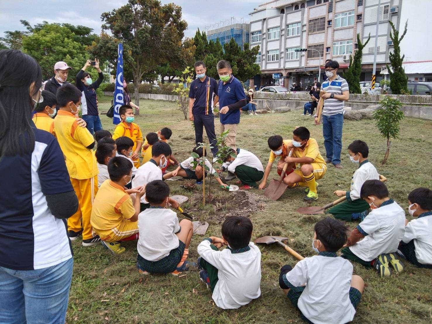 綠色冀泉藉由推動種樹活動，教導學生環境永續的概念。 綠色冀泉提供。
