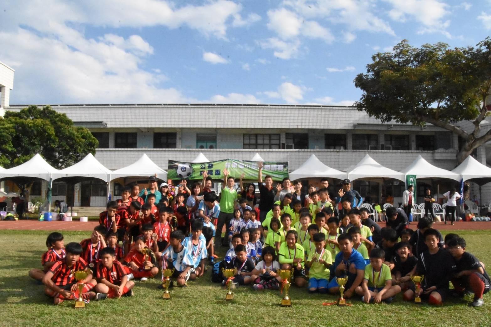 綠色冀泉和臺東學校合作，將校區種植牛樟樹所創造的產品與服務等經濟價值，用來回饋校園、支持臺東足球運動。 綠色冀泉提供