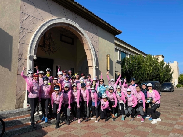 北ㄧ女校友不只相約出遊，也成立社會服務組，關懷獨居校友和退休老師。圖為北一女75級同學。（圖片提供：程淑芬）