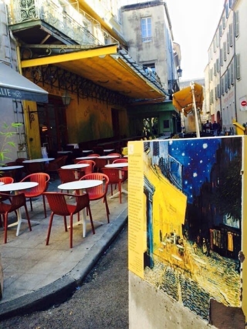 Sophia來到以梵谷畫作命名的「星空下的咖啡座」，內心興奮不已。