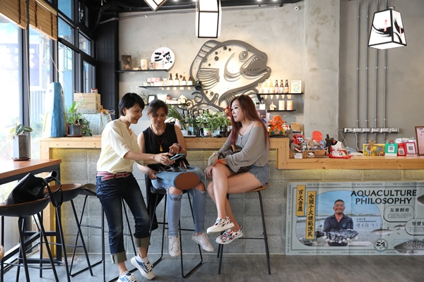 「三魚直賣所」小小店鋪宛如質感升級版的農產中心。