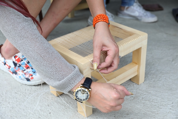 編織漁線涼椅製作首要密訣：魚線要拉緊！