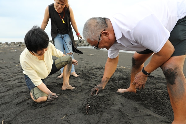 挖沙尋蟹，灰頭土臉也不亦樂乎！