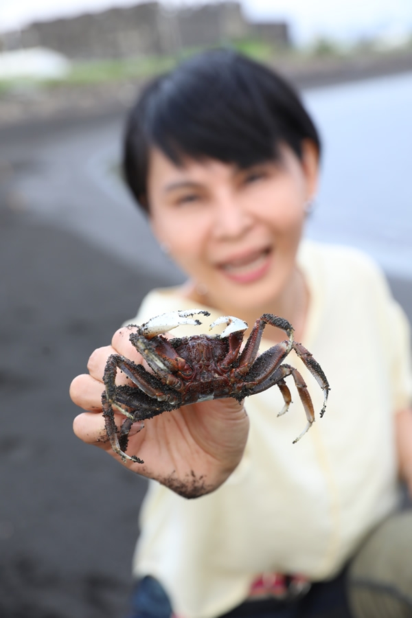 第一次親手抓蟹，又怕又興奮！