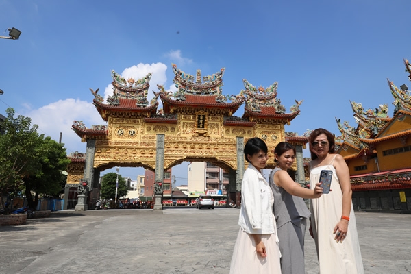 王船祭典重鎮的東隆宮金碧輝煌，遊客香客必訪。