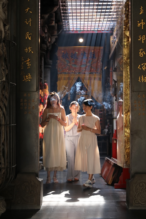 百年東隆宮幽長深遠，沈澱出一種歷史的渾厚質地。