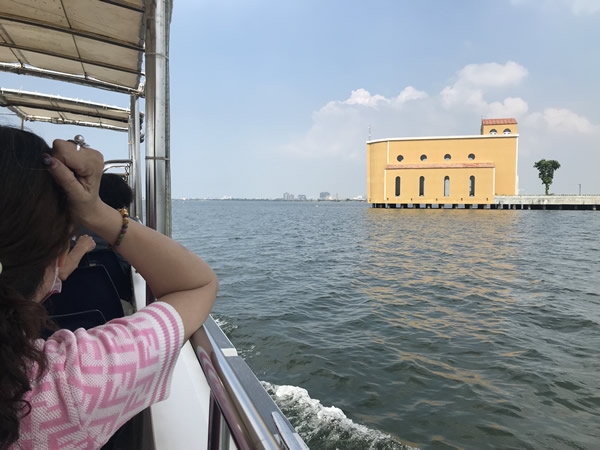 遙望海上教堂，別具一種遠距的美感。