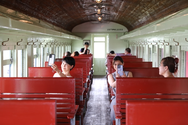 1921年日本製造的木造宿營車，古樸典雅。