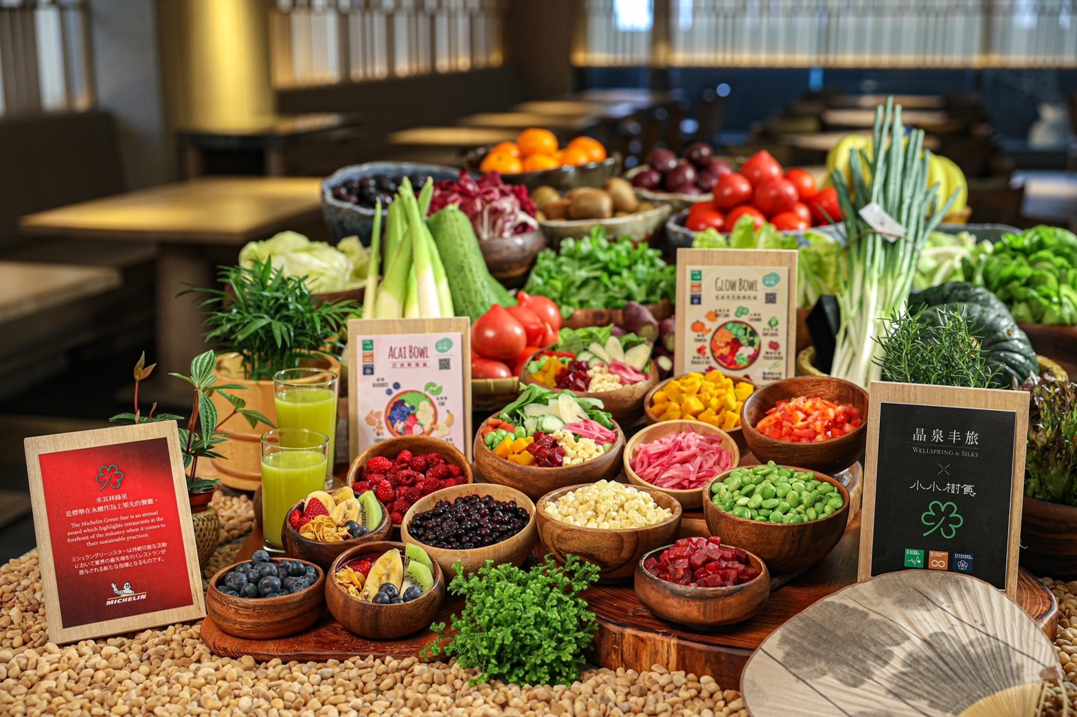 度假最期待翌日豐盛自助式早餐，更與米其林綠星餐廳小小樹食合作，選用多項溫泉蔬果入饌，搭配小小樹食主廚特製三款醬汁，長輩得以品嚐健康蔬活全植性料理。