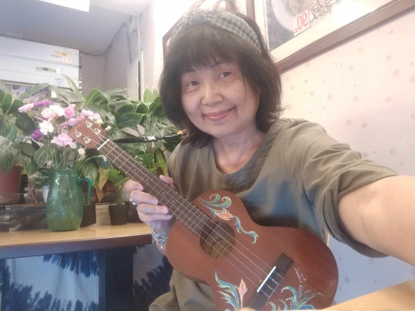 趁著麵食館午休，邱榮蓉會彈唱鳥克麗麗調劑身心。（邱榮蓉提供）