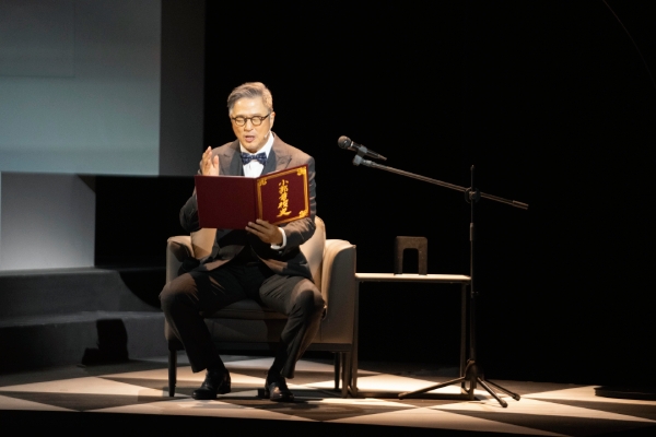 舞台劇《謝謝大家收看》中，可以回味當年王偉忠的經典旁白：「打開中國電視史～」