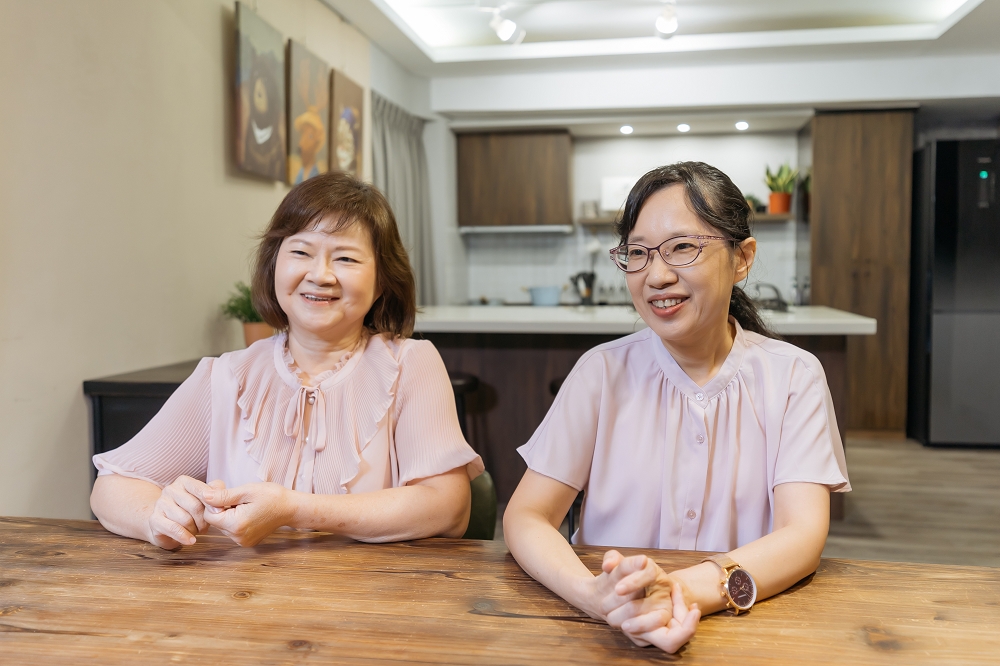 洪麗香與錢清鈴（右）大方分享應對漏尿問題的心得。