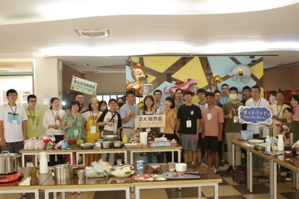 樂廚社的同學在臺大宿舍舉辦「餡滿幸福」活動，教住宿生包餃子，回饋母校。