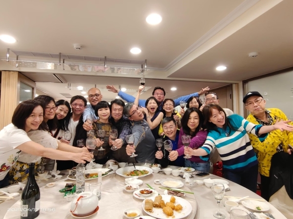 NPO品酒社，和老同學一起把酒言歡。