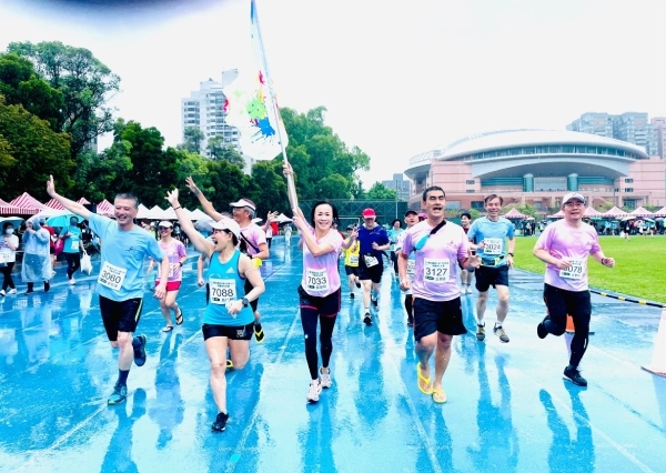 和老同學在一起無需偽裝，可以做回最單純的自己。圖為臺大校友初心關懷協會2022年參加臺大校園馬拉松，即使下雨仍不減大夥的熱情。