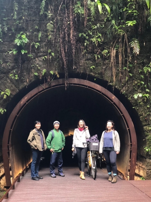吳怡蓓和導遊朋友，同時也是自己以前教書時的學生一起外出探勘新景點。