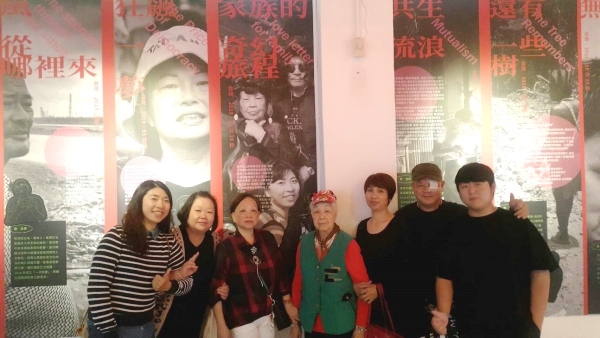 全家人感情很好，常一起行動。這是全家外出看徐紫柔的短片放映。（圖片來源：徐紫柔）