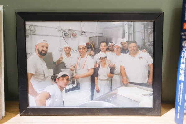 慢慢弄店內牆上，擺了一幅Isabella在義大利研習時的照片。