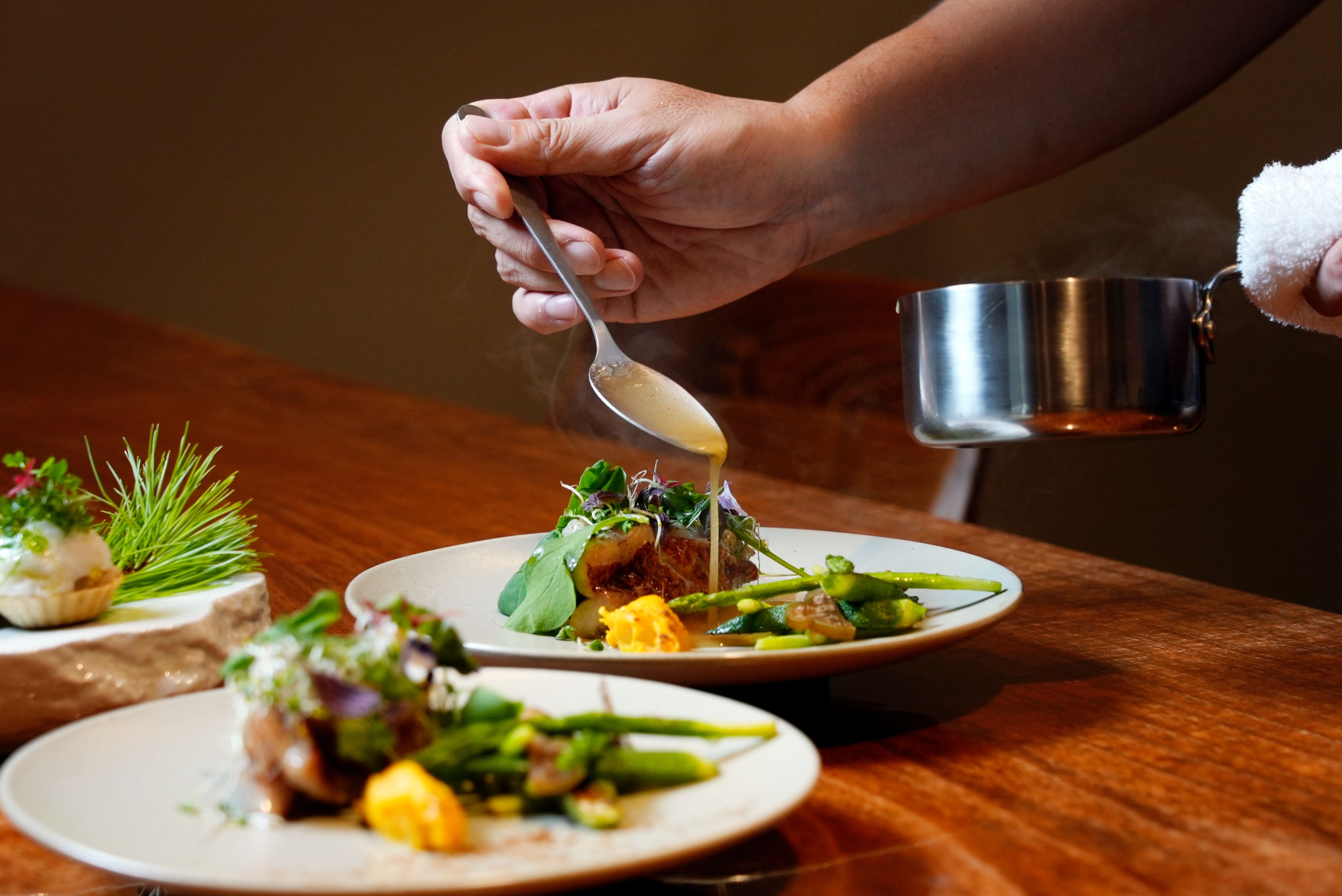 法式料理著重透過創意與烹調手法，凸顯出食材風味，同時也與文化緊密的結合，臺東正好提供了鄭吉崇豐富的養分。