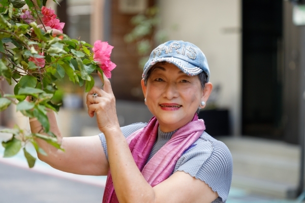 挺過人生磨難後，邱明琴的臉上時常掛著燦爛的笑容。