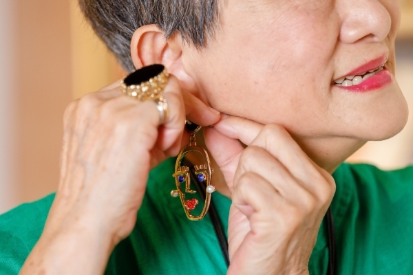 比起成套的飾品，邱明琴喜歡將不同品牌的飾品組合在一起。